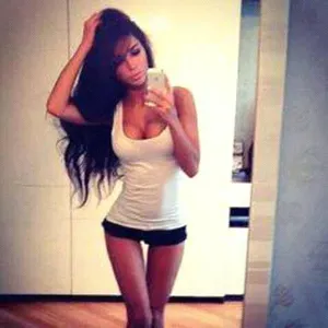 Csinos budapesti 18-20 éves lányoknak korrekt escort munka 1,5 -2 millió havonta tisztán!